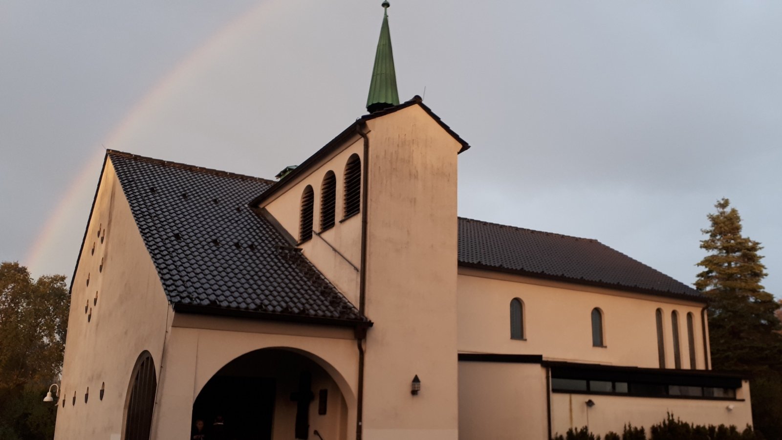 Kirche unterm Regenbogen (2) (c) Brigitte Linden