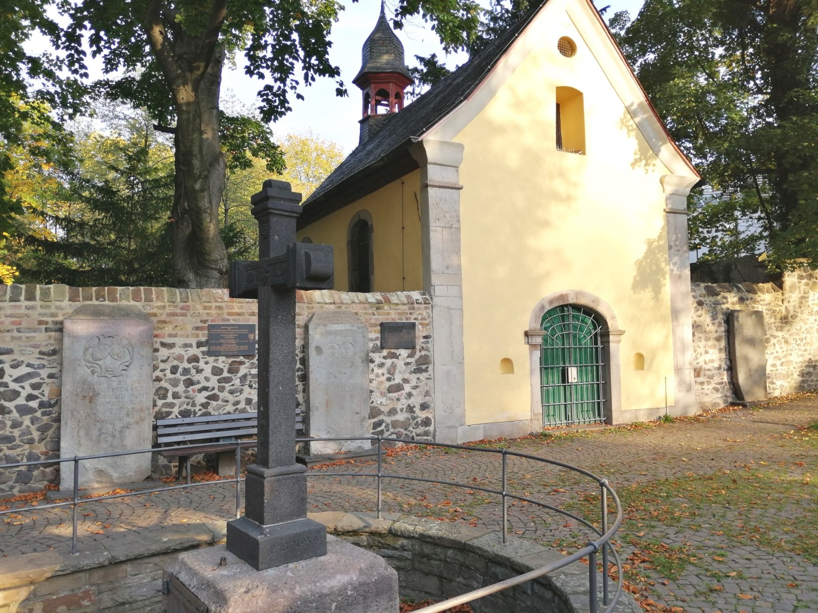 Brünnchen und Kapelle